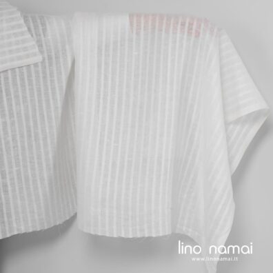 Baltas lininis audinys ažūrinėmis juostelėmis