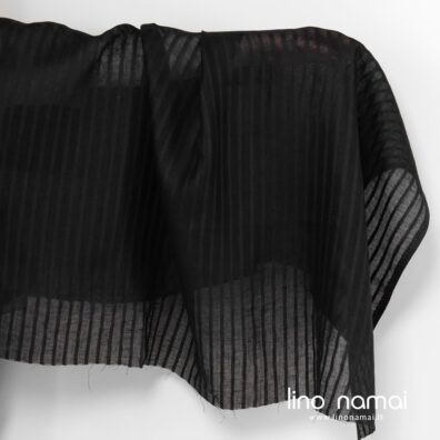 Juodas lininis audinys ažūrinėmis juostelėmis