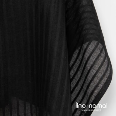 Lengvas juodas lino audinys austas vertikaliais dryžiais