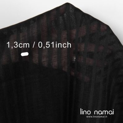 Juodas lininis audinys vertikaliomis permatomomis juostelėmis