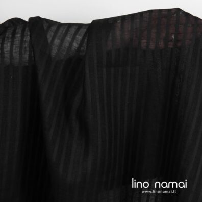 Juodas lino audinys retomis ar tankiomis juostelėmis