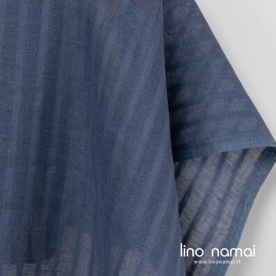 Mėlynas lino audinys vertikaliais dryžiais