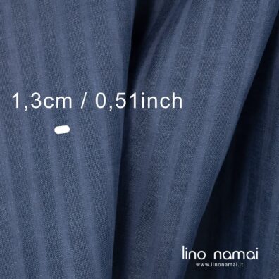 Mėlynas lininis audinys vertikaliais retai ir tankiai išaustais dryžiais