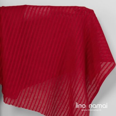 Raudonas lininis audinys ažūrinėmis juostelėmis