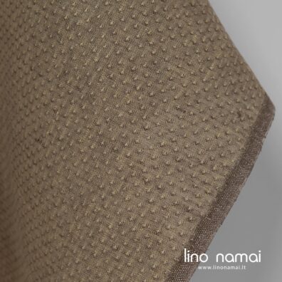 Lininis audinys dailiu raštu, išaustu iš rudų ir smėlio spalvos verpalų