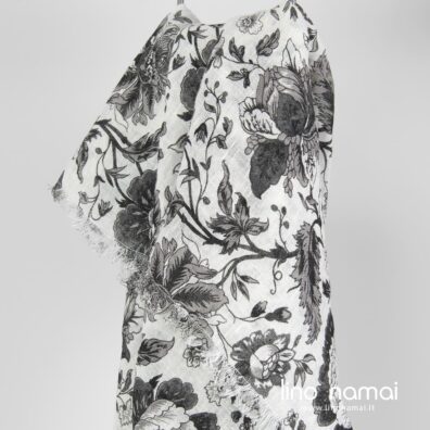 Juodai balta gėlėta lininė skara