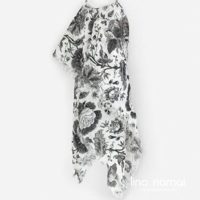 Lininė balta skara juodomis gėlėmis