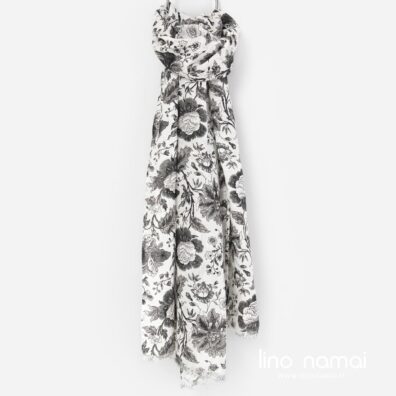 Baltas lininis šalikas juodomis gėlėmis