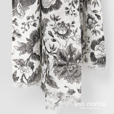 Baltas lininis šalikas juodomis gėlėmis, su kutais trumposiose kraštinėse