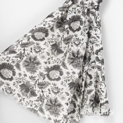 Lengvas lininis šalikas su juodomis gėlėmis baltame fone