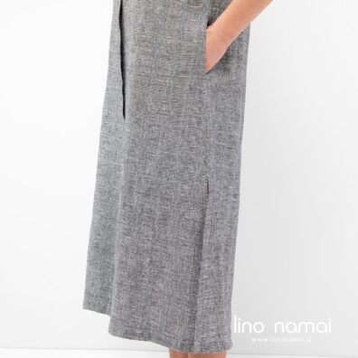 Lininė juodai-baltai languota suknelė su skeltukais šonuose