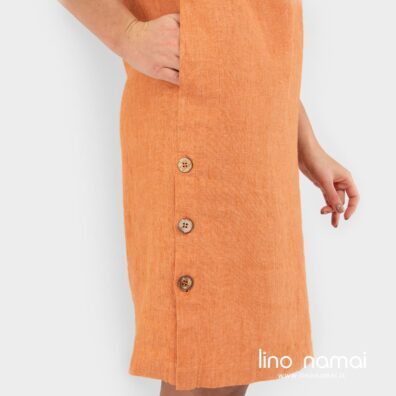 Lininė oranžinė suknelė su sagomis šonuose, kišenėmis