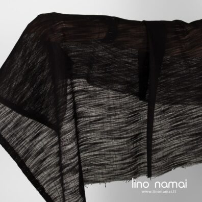 Juodas retas dryžuotas puslininis audinys