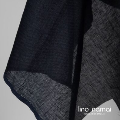 Lengvas lino audinys smulkiu raštu iš juodų ir tamsiai mėlynų verpalų