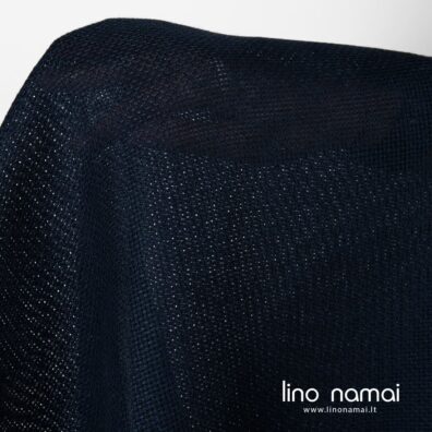 Tamsiai mėlynas lino audinys, austas kiauraraščio langeliais