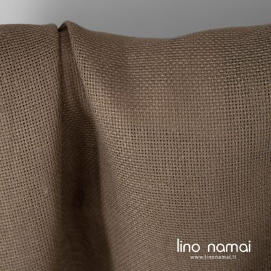 Rusvas lino audinys ažūriniais langeliais