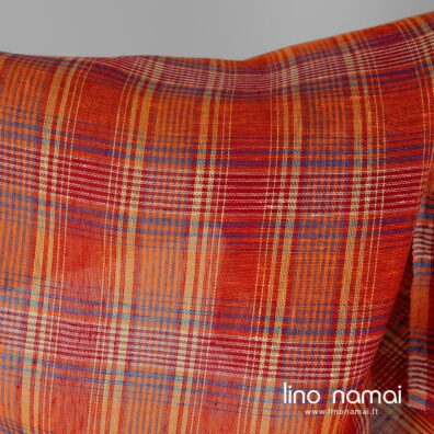 Permatomas lininis audinys raudonais, oranžiniais, mėlynais, žalsvais langeliais