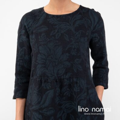 Lininė juoda suknelė su tamsiai mėlynomis gėlėmis