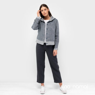 Susagstomas lininis švarkelis mėlynais siaurais dryžiais