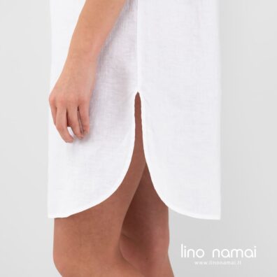 Ryškiai balti lininiai naktiniai marškiniai su skeltukais šonuose