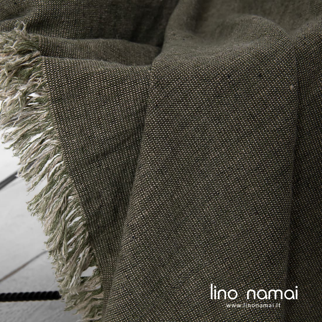 Lininis žalias margas pledas su 5cm kutais trumposiose kraštinėse