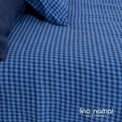 Lininis antklodės užvalkalo audinys išaustas iš mėlynų ir tamsiai mėlynų verpalų