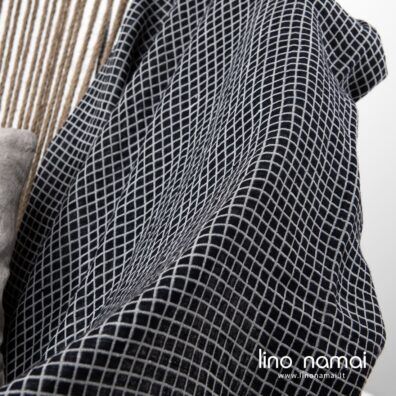 Lino-medvilnės sudėties pledas juodais langučiais