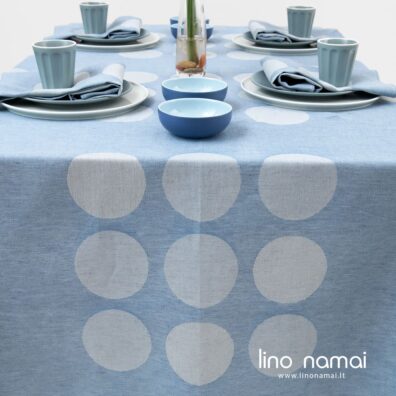 Lino-medvilnės sudėties staltiesė mėlyna su melsvai pilkais burbuliukais