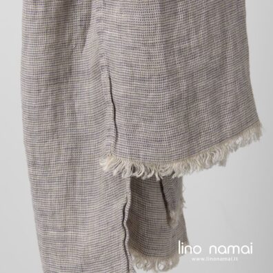 Lino šalikas pilkšvas violetiniais langučiais su pešiotais kutais