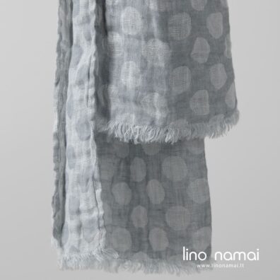 Lininis pilkas šalikas su baltais burbuliukais ir kutais