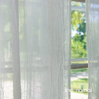 Balta lininė užuolaida iš lengvo reto audinio