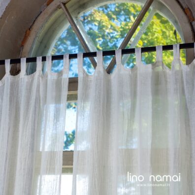 Balta skalbto lino užuolaida su kilpomis