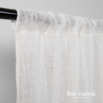 Balta skalbto lino užuolaida su kanalu karnizui perverti