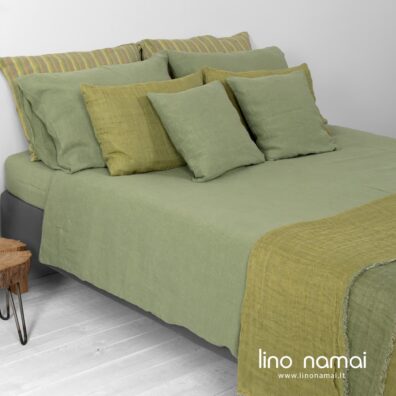 Šviesiai žalia skalbto lino patalynė dera su kolekcijos ALOE lovatiese ir pagalvėlėmis