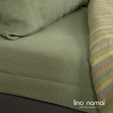 Šviesiai žalia lininė paklodė paprastai apsiūta arba su guma