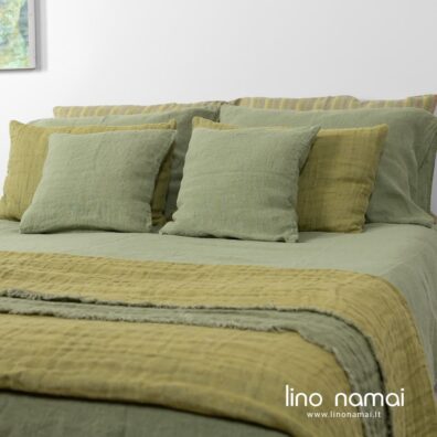 Šviesiai žalia lininė patalynė OLIV ir deranti dvipusė gelsvai žalsva lovatiesė ALOE
