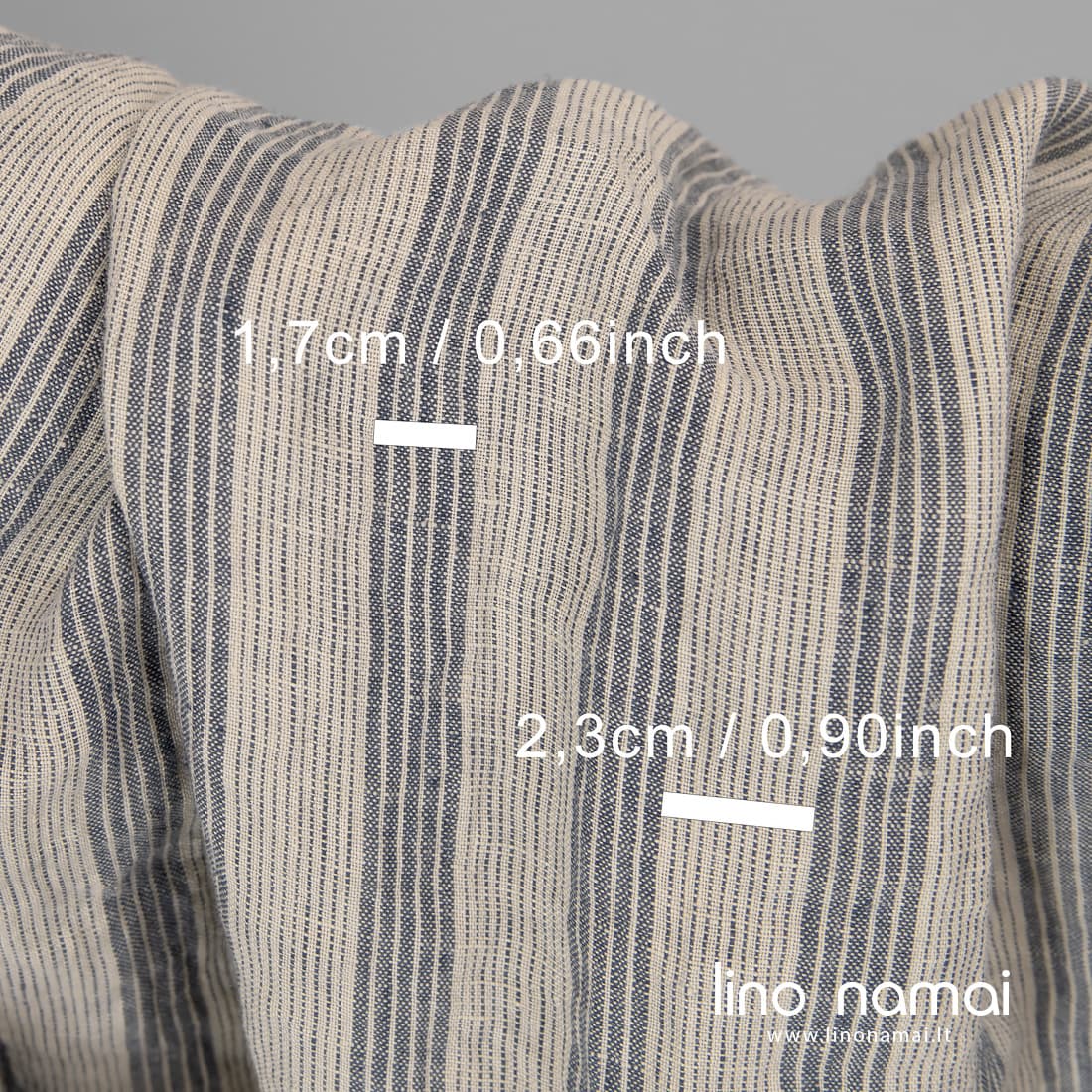 Minkštas švelnus skalbtas lino audinys mėlynai dryžuotas drabužiams, namų tekstilei siūti