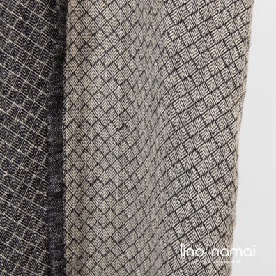 Rusvoji dvipusio audinio pusė su juodais rombais