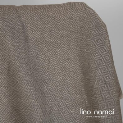 Puslininis audinys rombų raštu iš natūralios spalvos ir pilkai rudų verpalų