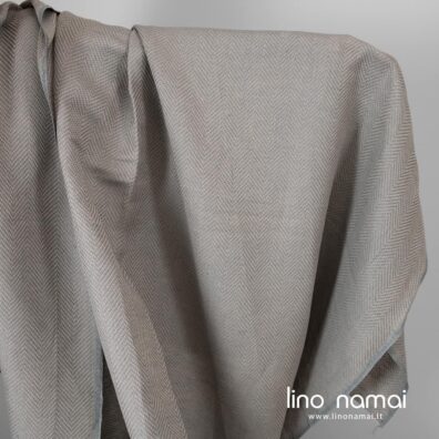 Puslininis pilkas audinys „eglutės“ raštu