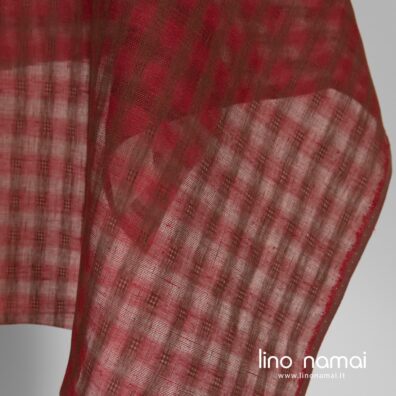 Rudai raudonas lininis audinys su langeliais užuolaidoms, šalikams siūti