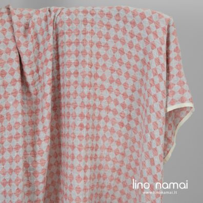 Puslininis audinys raudonais rombais, skalbtas