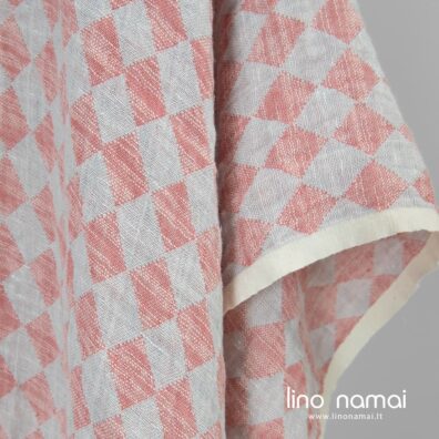 Lino-medvilnės audinys raudonais ir pilkais rombais