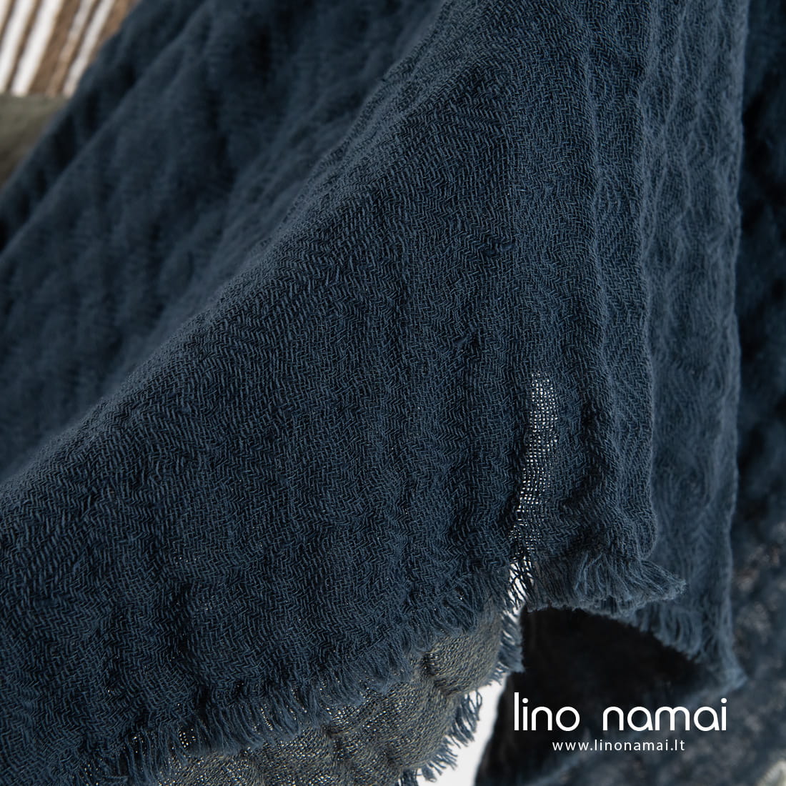 Raštuotas tamsiai mėlynas puslininis pledas su kutais