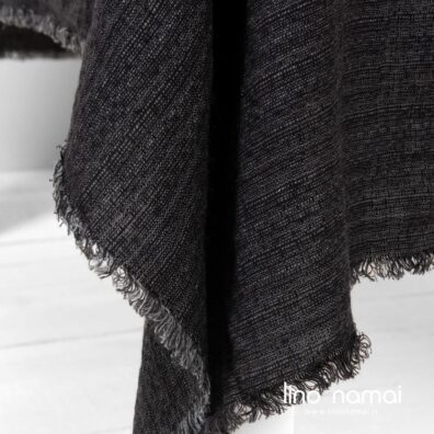 Lininė tamsiai pilka staltiesė su pešiotais kutais aplink