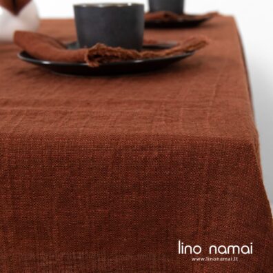 Lininės staltiesės audinys austas iš tamsiai rudų ir rudai raudonų verpalų