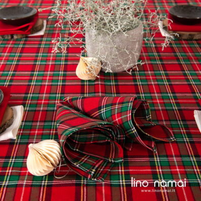 Puslininė servetėlė raudonai-žaliai languota, su baltomis, juodomis ir geltonomis linijomis