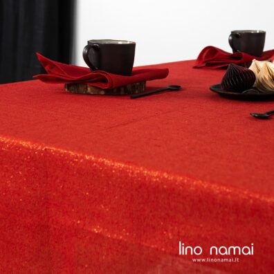 Raudona-auksinė staltiesė ir derančios servetėlės