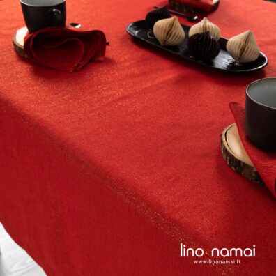 Staltiesė, kurios audinys iš raudonų lino, medvilnės bei aukso spalvos poliesterio verpalų