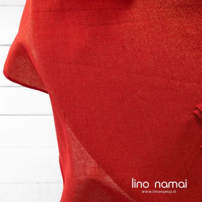 Apvali (ovali) raudona puslininė staltiesė su įaustais aukso spalvos poliesterio siūlais